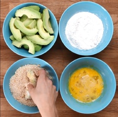Lần lượt nhúng bơ qua bột mì, trứng, bột chiên xù để ra dĩa. Lót một lớp giấy nến lên khay nướng, lần lượt xếp bơ lên khay, giữ khoảng cách đều giữa các miếng bơ, rắc thêm một chút tiêu và một chút muối. Cho vào lò nướng ở 204 độ C khoảng 12 phút, sau 6 phút nướng thì trở mặt cho bơ chín đều. Bơ chín, cho ra dĩa cùng các loại sốt ăn kèm.