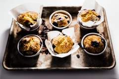 Bánh muffin việt quất có mùi thơm dịu và ngọt nhẹ, miếng bánh mềm xốp cùng lớp đường phủ trên bánh rất hấp dẫn. Lưu ngay công thức làm bánh này vào sổ tay nội trợ để cuối tuần thể hiện cho cả nhà cùng thưởng thức nhé!