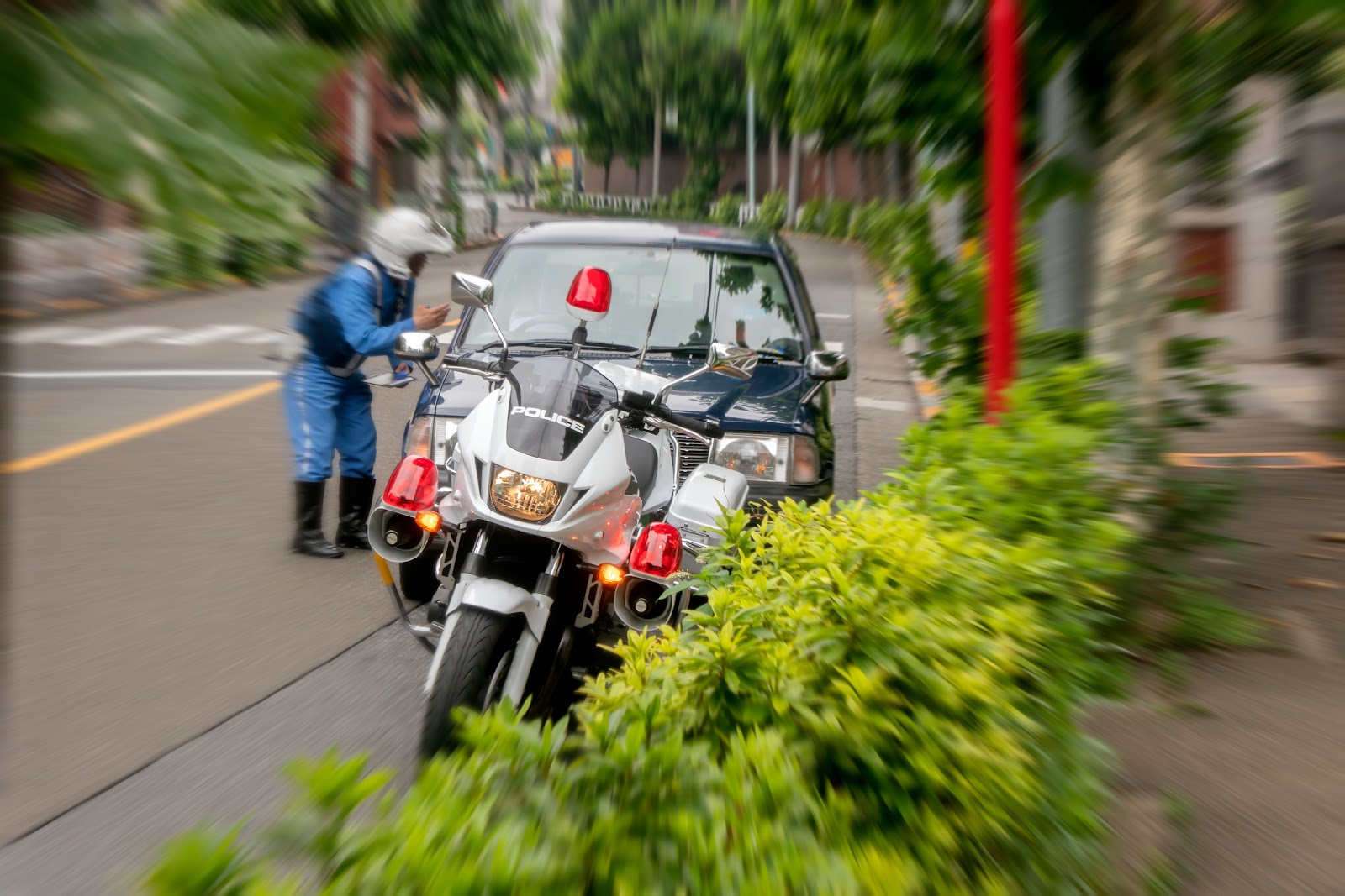 警察の白バイによる速度取り締まりのイメージ