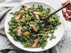 Món salad cải xoăn vừa đơn giản, vừa dễ làm lại ngon và bổ dưỡng dành cho các cầu thủ để tăng thêm thể lực, sức khỏe chiến đấu trên sân cỏ. Bạn còn chờ gì mà không nhanh chóng lưu lại công thức ngay nào.