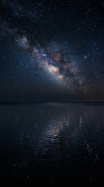 Minimalist Calm Ocean Under Dense Starry Night Sky - Free mobile Wallpaper