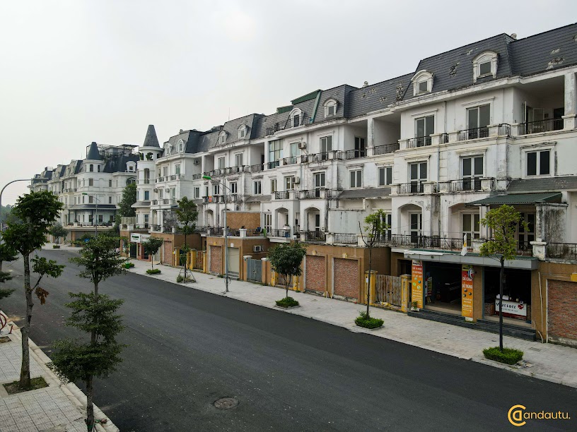 <p>Các thông số của khu liền kề như sau:</p>
<ul>
<li>Diện tích liền kề: 75m2 – 150m2.</li>
<li>Xây dựng tầng: 3,5 tầng.</li>
<li>Mặt tiền: 5m – 7m.</li>
<li>Bao gồm các dãy: LK1, LK2, LK3, LK4, LK5, LK6</li>
</ul>