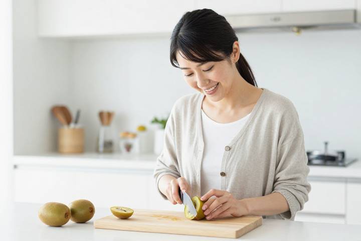 キウイを準備する女性