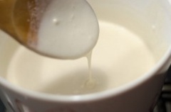 Cho phần sữa hạt vừa xay vào nồi, thêm 240ml nước lọc và 240ml sữa tươi vào, đun sữa ở lửa vừa. Dùng muỗng gỗ khuấy nhẹ tay liên tục. Nếu sữa đặc quá bạn có thể cho thêm sữa tươi. Sau đó cho đường vào, nêm nếm cho vừa miệng rồi tắt bếp.