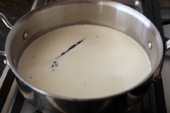 Trộn đều lòng đỏ trứng, bột bắp, sữa tươi, bắc lên bếp đun sôi. Bạn có thể cho thêm trái vani hoặc 1 muỗng cà phê tinh hất vani vào. Đun nhẹ sữa với đường rồi cho hỗn hợp trứng ở trên vào trộn đều trên lửa vừa trong khoảng 3 phút.