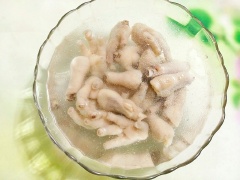 Đổ nước vào nồi đun sôi rồi bạn cho gừng, sả, bột canh vào cùng sau đó cho chân gà vào luộc tới khi chân gà chín. Vớt chân gà ra và ngâm ngay vào tô nước đá lạnh, như vậy chân gà sẽ được trắng và giòn.