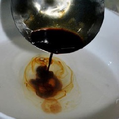 Pha cà phê đen với nước 1/4 nước rau câu nóng. Khi thấy lớp rau câu sầu riêng dừa trong khuôn hơi đông lại thì đổ lớp cà phê này lên. Làm tương tự với 1/4 nước rau câu cuối cùng.