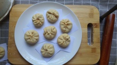 Hấp bánh bao: Lưu ý phải đợi nước thật sôi, hấp lần 1 từ 12-15 phút. trong khoảng thời gian này TUYỆT ĐỐI KHÔNG mở nắp để không ảnh hưởng đến độ nở của bánh. Lấy bánh ra để nguội. đối với bạn nào bảo quản lâu, tới giai đoạn này các bạn cho vào hộp và để úp ngược trong tủ lạnh để bánh ko bị chai.