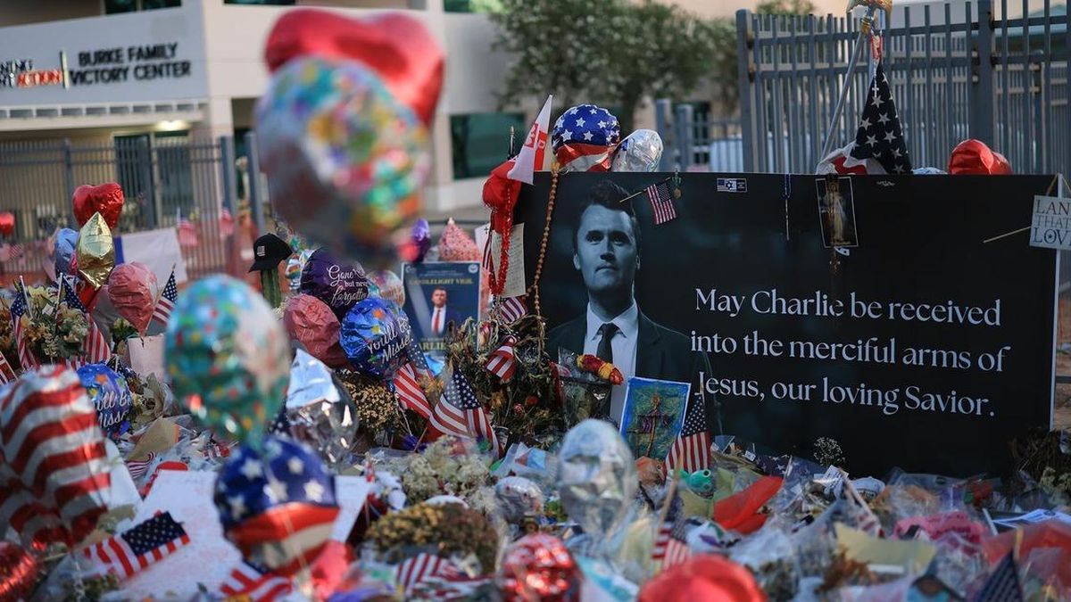 Khoảnh khắc gây sốc trong phiên sơ thẩm kẻ ám sát nhà hoạt động Charlie Kirk - Báo Sức Khỏe &amp; Đời Sống