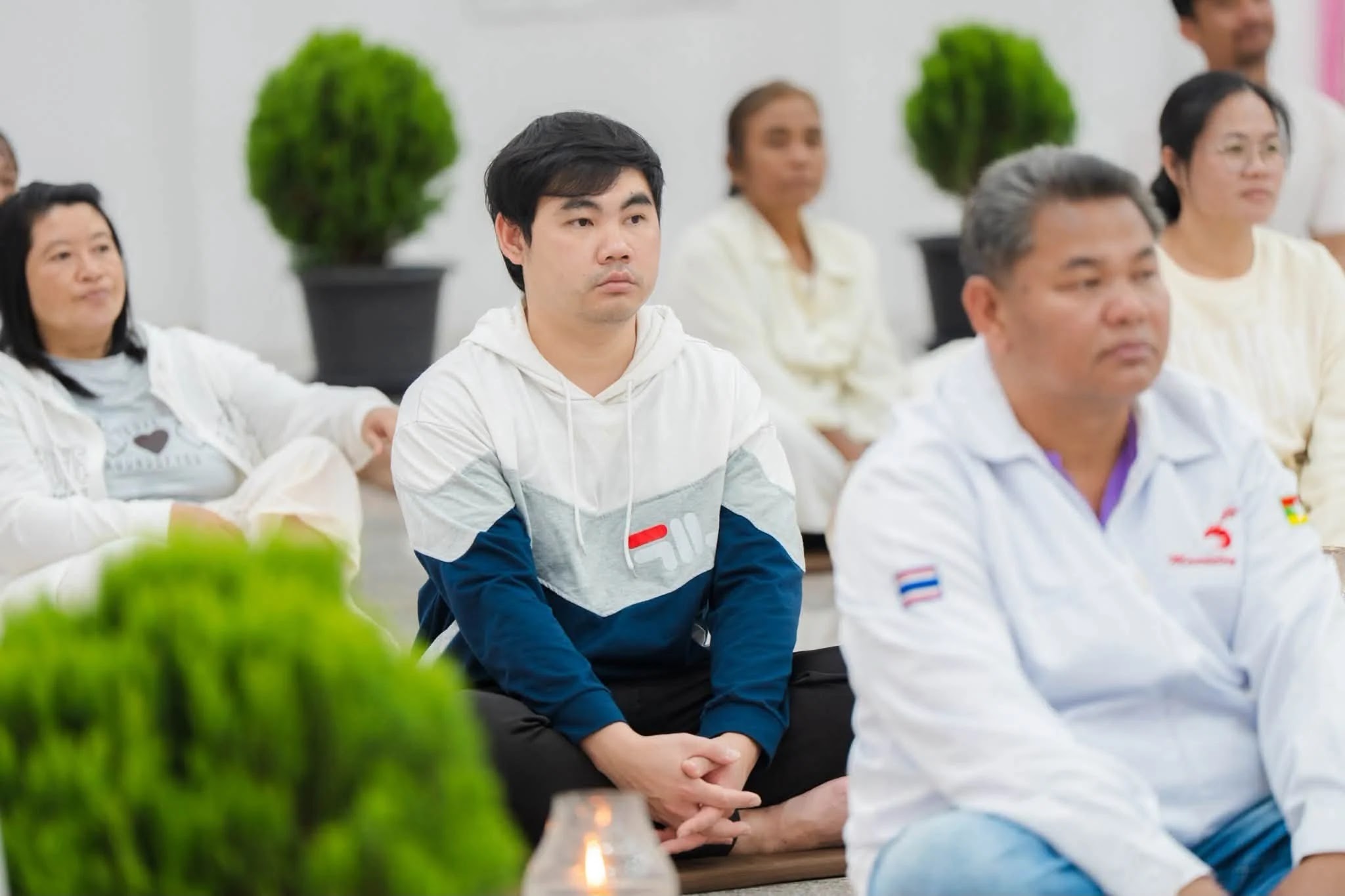 ภาพประกอบ คืนวันอาสาฬหบูชา แจ้งชาวบ้านขึ้นมาเวียนเทียนรอบเจดีย์….ปรากฏว่าฝนชุ่มฉ่ำ เดินเวียนเทียนรอบเจดีย์ไม่ได้ ก็เลยสวดธัมจักฯ นั่งสมาธิ และเวียนเทียนกันที่ธรรมสภา ก็สะดวกดี ปรับกันไปตามสถ