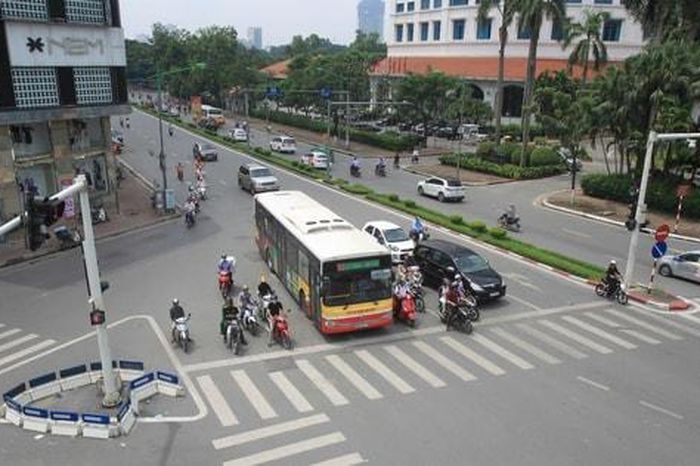 Đẩy mạnh ứng dụng chuyển đổi số vào điều hành giao thông - Báo Hà Nội Mới
