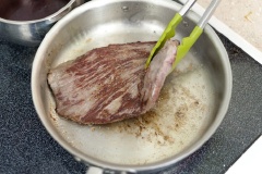 Làm nóng chảo gang dày với 20gr bơ, cho thịt bò vào, để lửa lớn đến khi thịt bò chín đều 2 mặt. Rưới phần sốt hành lên trên thịt bò là món ăn đã xong rồi! Ăn kèm với bánh mì hay cơm đều ngon.