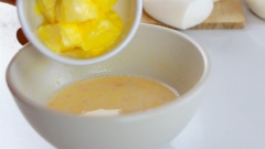 Tiếp theo cho thêm 50gr bơ lạt (để mềm ở nhiệt độ phòng), 40gr đường bột, 40gr sữa bột, 10gr bột Lion custard, khuấy đều cho hoà quyện.