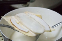 Áo sơ khoai lang, chuối, dừa qua hỗn hợp bột, không để bột bám quá dày. Dùng một muôi dẹt để xếp khoai, chuối, dừa vào gọn gàng để khi cho vào chảo được hình thù như ý muốn. Chiên bánh trong 200ml dầu nóng già, để bánh ngập dầu cho bánh được vàng và giòn đều. Trở bánh khi thấy mặt kia đã nâu vàng.