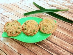 Rưới sốt, hành và chà bông lên các miếng cơm cháy. Cho vào lò nướng lại 10 phút nữa cho khô hẳn là có thể dùng.