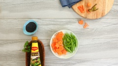 Chuẩn bị đầy đủ nguyên liệu. Cà rốt dùng khuôn nhấn, nhấn thành những hình ngộ nghĩnh. Đậu Hà Lan, tước bỏ xơ, cắt làm đôi.