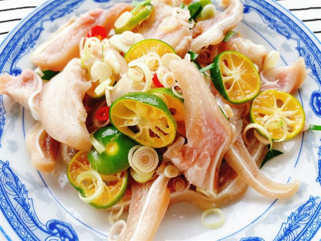 Tai Heo Ngâm Sả Tắc Chua Giòn