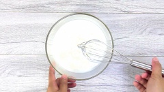 Tách riêng lòng đỏ và lòng trắng của 8 quả trứng vịt. Để lòng đỏ sang một bên, đánh nhẹ phần lòng trắng sau đó thêm 100ml sữa tươi không đường và 5gr muối và 5gr đường vào chung rồi đánh tan đều lên. Lọc hỗn hợp lòng trắng trứng vịt qua rây cho mịn mượt.