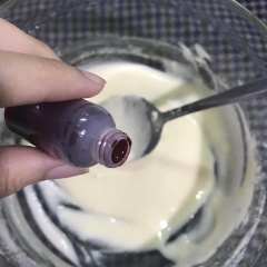 Màu thực phẩm có thểm chọn màu nào tuỳ theo sở thích nha, mình chọn màu hồng cho dễ thương. Múc hỗn hợp bột ra làm 2 phần: 1 phần cho 2 giọt màu. 1 phần cho 3 giọt để một phần màu đậm và nhạt khác nhau.