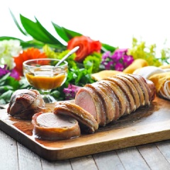 Bạn nướng xong thì lấy thịt ra ngoài, cắt thành miếng nhỏ, chấm với phần nước sốt đã chừa lại nhé. Chỉ trong vài thao tác là bạn đã mang đến cho gia đình mình một món ăn lạ miệng ngon cơm rồi đấy.
