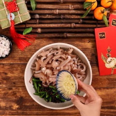 Nêm vào tô giò sống 50gr ớt xiêm xanh, 10gr tiêu hạt, 2 muỗng cà phê tỏi băm, 1/3 muỗng cà phê bột ngọt, 1 muỗng cà phê hạt nêm, 1 muỗng canh đường cát. Dùng tay trộn đều.