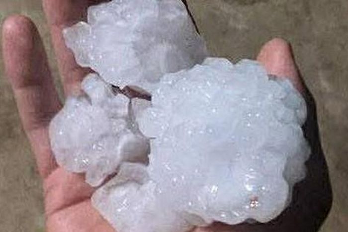 Mưa đá to bằng nắm tay, nhiều tài sản, nhà dân bị hư hỏng - Báo Người Lao Động