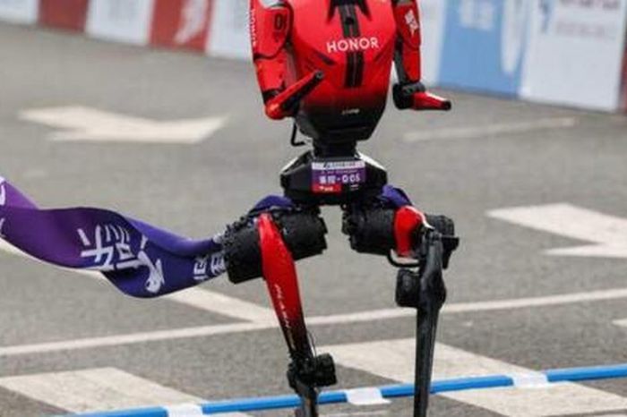 Nhìn lại những bước chạy nhanh, dũng mãnh của nhà vô địch giải marathon robot ở Trung Quốc - Tạp chí Người Đưa Tin