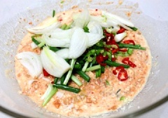 Sau cùng là cho nốt hành tây, hẹ và ớt tươi vào trộn đều. Để chảo nóng, dùng giấy ăn thấm dầu để lau chảo rùi múc từng thìa bột đổ vào chảo.Rán cho miếng chả vàng đều 2 mặt là xong.