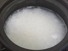 Khi cháo đã chín, hạt cháo nở đẹp thì ta cho hến đã ướp vào, khuấy đều, để lửa nhỏ và đừng quên nêm thêm đường cùng xốt nêm thịt heo đậm đặc Knorr. Dọn ra tô và dùng thôi, bạn có thể rắc thêm một ít tiêu cho tăng thêm hương vị nữa nhé.