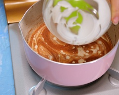 Cho 50ml sữa tươi hòa tan với 40g bột bắp torong âu. Đổ 130ml sữa tươi và 100g kem tươi vào nồi, vừa khuấy vừa đun trên lửa nhỏ, thêm 40g đường, 40g chocolate đen vào khuấy đều. Nấu đến khi chocolate tan hết thì cho hỗn hợp sữa bột bắp vào trộn đều và tắt bếp. Rắc một lớp bột cacao vào khuôn và đổ hỗn hợp chocolate vào, để nguội và cho vào tủ lạnh khoảng 2 tiếng cho đông lại.