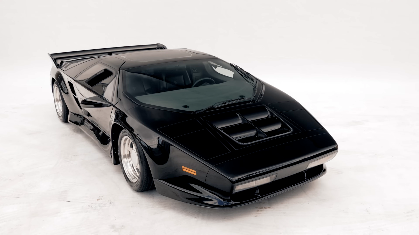 Vector W8 Twin Turbo - Studio Car Photography 4K Wallpaper (3840x2160)