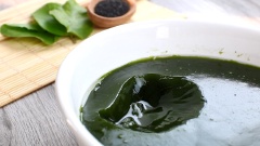 Phần nước sương sâm sau khi lượt lại lần nữa rồi cho vào tô thì khoảng 2 - 4 tiếng sau sẽ đông cứng lại. Bạn cho ly sương sâm này vào tủ lạnh cho mát. Sương sâm khi đông có vị nhạt, phảng phất thơm mùi lá cây nguyên chất.