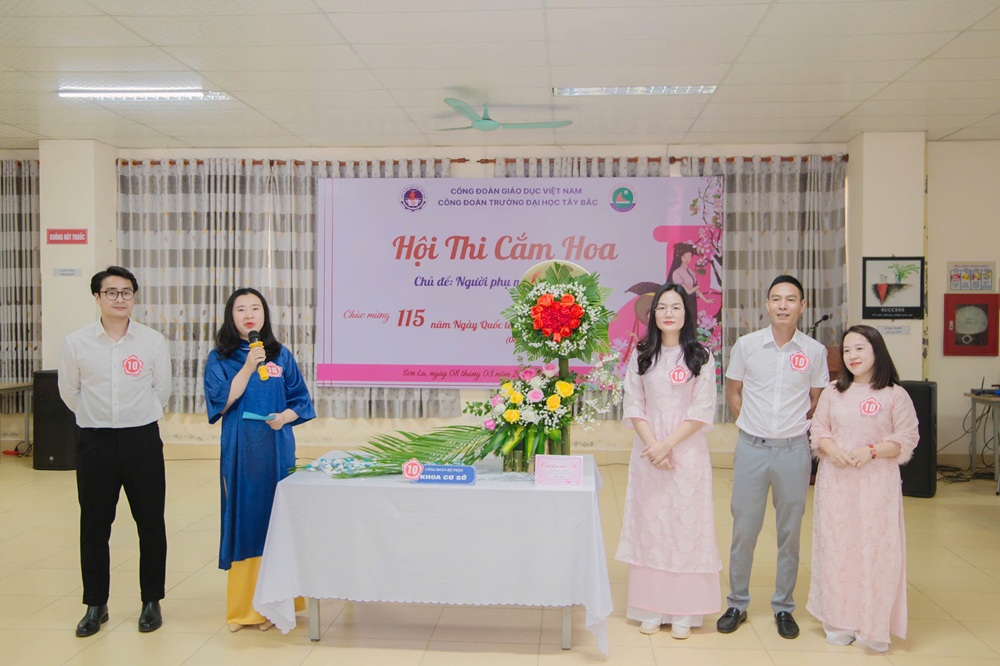 Công đoàn Trường đại Học Tây Bắc tổ chức hội thi cắm hoa chào mừng ngày Quốc tế phụ nữ 8/3