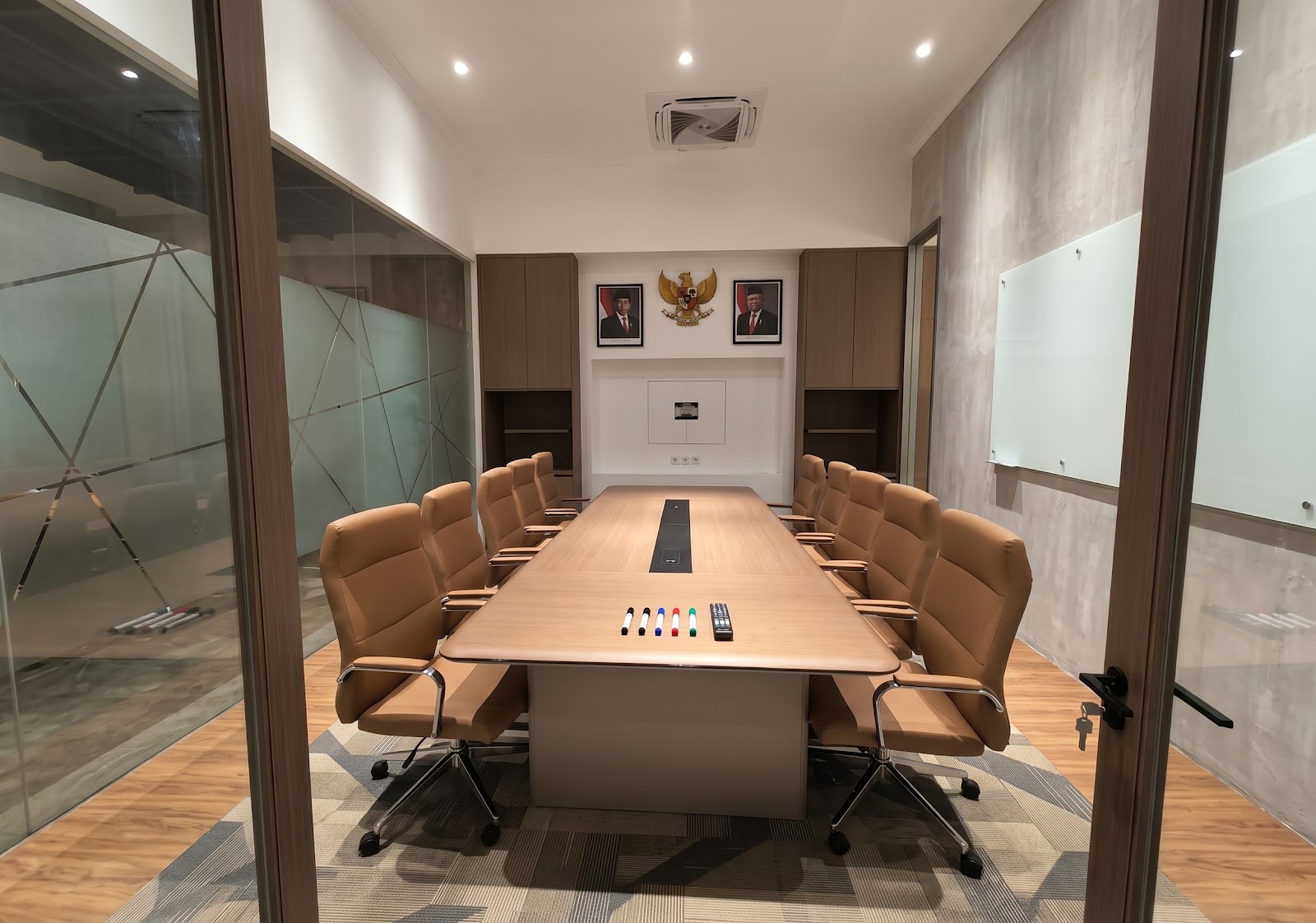Proyek penataan meja meeting custom 12 orang COCOUP di Jakarta