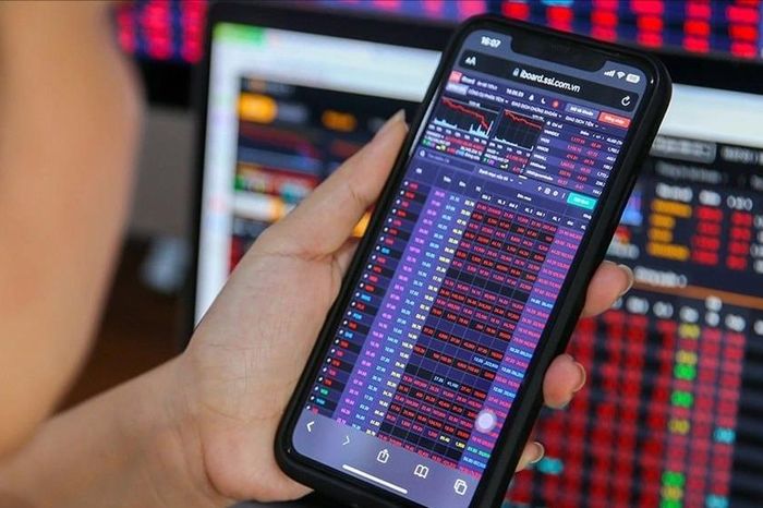 Áp lực bán cuối phiên kéo VN-Index lao dốc mạnh - Đài Phát thanh và truyền hình Hà Nội