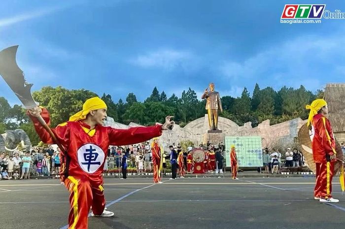 Đặc sắc biểu diễn cờ người ở Phố núi - Báo Gia Lai