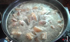 Thịt chân giò heo rửa sạch, chặt thành khúc, cho vào nồi nước chần sơ qua khoảng 10 phút. Sau đó, vớt thịt chân giò heo ra đĩa.