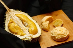 Chia vỏ bánh trung thu dẻo thành những phần đều nhau (25g), vê tròn. Ấn dẹp phần vỏ bánh, đặt các viên nhân sầu riêng đã đông lại vào giữa rồi bọc kín lại. Phủ chút bột nếp rang để chống dính khuôn, đóng bánh theo các hoa văn tùy thích.