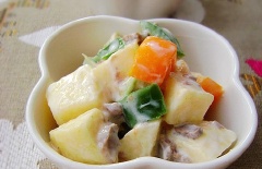 Cuối cùng, sau 40 phút, đã có 1 chén salad cực ngon rồi. Vừa thơm lại vừa ngon, cách làm lại đơn giản nguyên liệu dễ tìm.