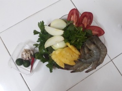 Tôm cắt bỏ đầu tôm, rửa sạch. Sau đó ướp tôm với 2 muỗng cà phê hạt nêm, 1/4 muỗng cà phê muối, 2 tép tỏi băm nhuyễn, 1 trái ớt băm nhuyễn. Rau củ rửa sạch, để ráo. Cà chua, hành tây cắt thành múi cau. Thơm cắt thành miếng vừa ăn. Cần tây cắt khúc. Rau thơm nhặt lấy phần lá. Tỏi bóc vỏ, băm nhuyễn. Ớt bỏ hạt, băm nhuyễn.