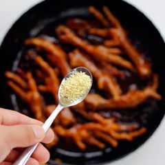 Sau cùng, đổ bia vào, đun đến khi sôi thì vặn nhỏ lửa, đun tiếp 40 phút nữa. Tuyệt đối không đảo gà trên chảo vì sẽ làm bong lớp da gà đã chín mềm. Để ra đĩa, rắc thêm vừng và thưởng thức.