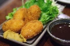 Bánh khoai tây kiểu Nhật ra đĩa, ăn kèm với rau xà lách, chấm kèm sốt mayonnaise, tương ớt hoặc nước chấm tùy thích.