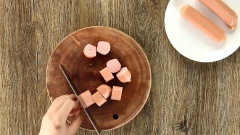 Cắt khúc 80gr nấm đùi gà, 80gr cà tím, 80gr xúc xích cho đều. Còn 100gr mì spaghetti bạn bẻ làm đôi nhé.