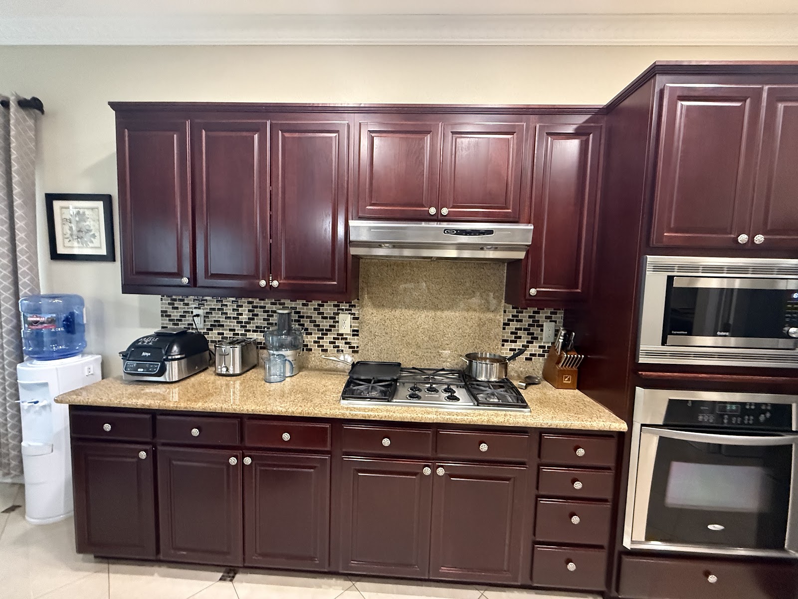 Kitchen cooktop and wall ovens