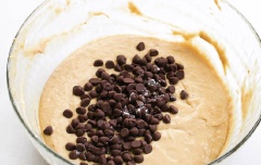 Cuối cùng cho chocolate chip vào rồi trộn nhẹ nhàng lại 1 lượt nữa. Rót hỗn hợp vào khuôn, nướng trong 16-20 phút. Nướng xong, bạn dùng tăm để thứ bánh, tăm cặm vào không dính bánh có nghĩa là bánh đã chín.