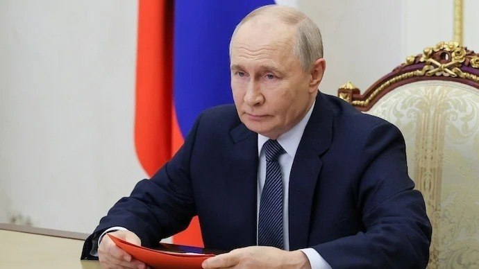 Kyiv Strikes Halted: US Envoys Arrive for Ukraine Peace Talks