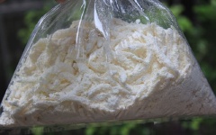 Cá ngần rửa sạch, để ráo, cho vào hỗn hợp bột, xóc đều.