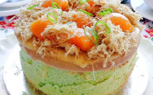 Bánh Bông Lan Trứng Muối Sốt Kem