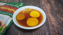 Bây giờ chúng ta làm xốt các bạn nha. Cắt nhỏ tắc rồi lấy nước cốt cho vào chảo, thêm các gia vị còn lại gồm : đường, hạt nêm chay Knorr, nước mắm chay, tương ớt, nước lạnh rồi đun sôi nhỏ lửa đến khi xốt keo lại, vị vừa ăn thì tắt bếp.