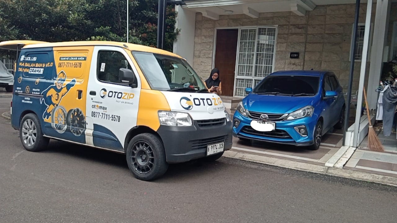 Dokumentasi Pengerjaan Teknisi Otozip - Tambal Ban Mobil Bandung: Tip Top Payung vs Tusuk Cacing